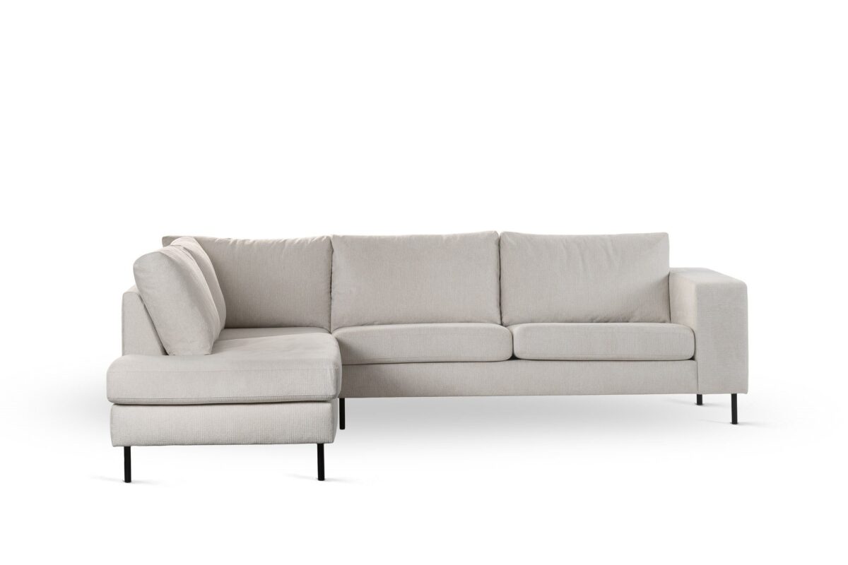 Een moderne L-vormige sofa, "3 zits hoek links" in E460 beige Lord 22 stof, met drie zit- en rugkussens en slanke zwarte metalen poten, tegen een effen witte achtergrond.