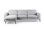 De 3 zits bank CL L+R in Valente V311 grijs stof heeft drie zitkussens, een chaise lounge aan de linkerkant en zwarte metalen poten, tegen een effen witte achtergrond.