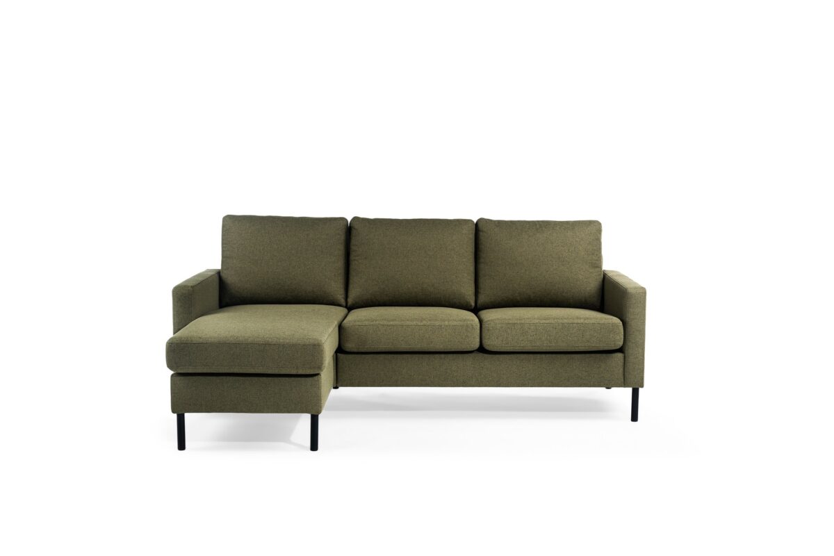 Een moderne 3-zits bank CL L+R in de groene stof Dillon D156 heeft drie zitkussens en een chaise aan de linkerkant, afgebeeld tegen een effen witte achtergrond.