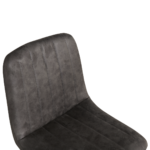 Een close-up van een moderne, donkergrijze stoffen stoel met verticale stiksels op de rugleuning en zitting. De stoel heeft een glad, gecontourd ontwerp, wat een strakke uitstraling creëert tegen een witte achtergrond.
