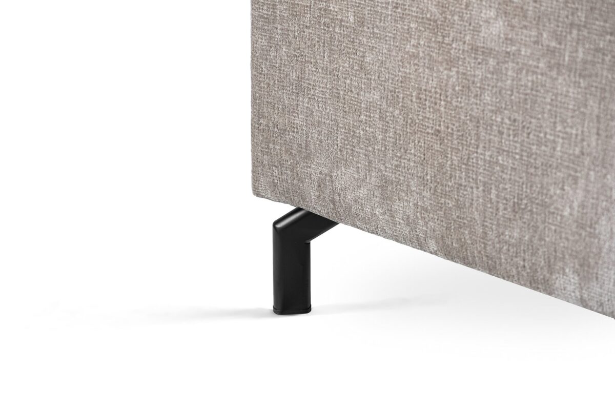 Close-up van de hoek van de 3 zits hoek rechts sofa in Perfect Harmony 04 stof (R720 champagne), met een zwarte metalen poot op een witte achtergrond.