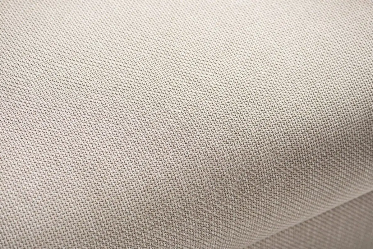 Een close-up van de 3 zits hoeklinks in Bjorn 24 stof, W460 beige, toont de strak geweven textuur en het gedetailleerde draadpatroon. Zachte plooien in de stof creëren zachte rondingen en subtiele schaduwen.