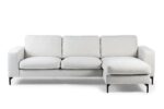 Een moderne 3-zitsbank, CL L+R model, bekleed met Valente V920 naturel stof, met een chaise lounge en slanke zwarte metalen poten.