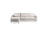 Een moderne 3-zitsbank, model CL L+R in de stof Dillon (D820 ivoor), heeft drie zit- en rugkussens, een naar links gerichte chaise lounge en slanke zwarte poten tegen een effen witte achtergrond.