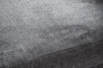 Close-up van de 3 zits hoeklinks in stof Perfect Harmony 82, R311 grijs, met de nadruk op de geweven stof met textuur en subtiele grijze schaduw voor een zachte, comfortabele look.