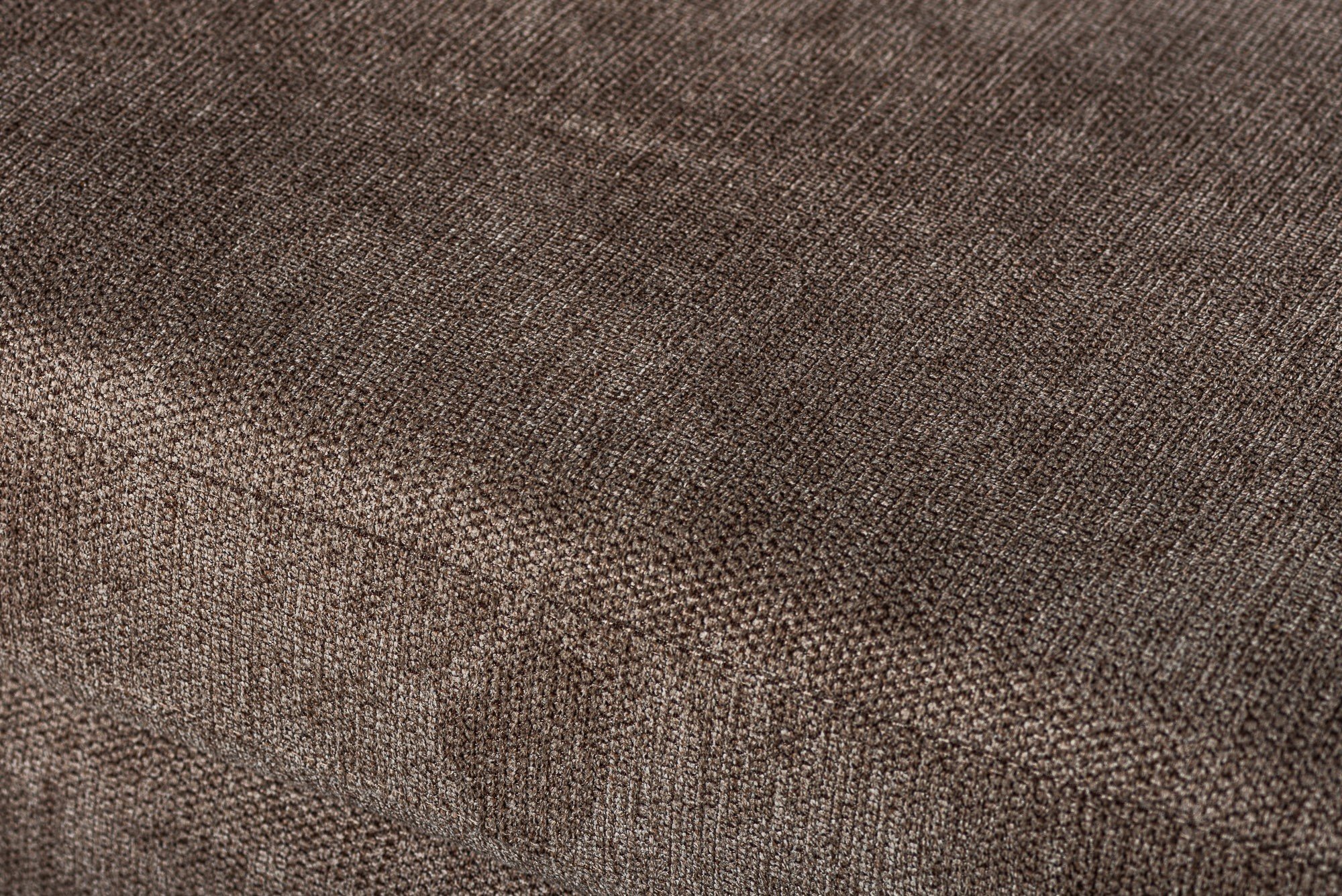 Close-up van de geweven taupe Lord 35 stof op de hoek van de 3 zits hoek links sofa, die het gestructureerde, zachte en licht gedempte oppervlak laat zien.