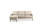 Een beige sectionele bank met drie rugkussens en een chaise longue aan de linkerkant. Het heeft een minimalistisch ontwerp met zwarte poten, tegen een effen witte achtergrond.