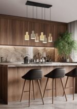 Een moderne keuken heeft houten kasten en een marmeren aanrechtblad. Drie barkrukken staan aan het eiland. Daarboven hangen hanglampen aan een zwarte armatuur. Een grote groene plant versiert de ruimte en voegt een vleugje natuur toe.