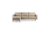 Beige sectionele bank met een chaise longue aan de linkerkant, met strakke lijnen en drie rugkussens, op een witte achtergrond. De bank heeft een minimalistisch design en staat op slanke zwarte poten.