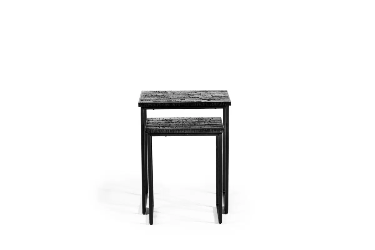 Twee geneste zwarte metalen tafels met getextureerde oppervlakken. De grotere tafel is iets hoger, met de kleinere tafel er netjes onder. Het ontwerp is minimalistisch en modern, tegen een witte achtergrond.