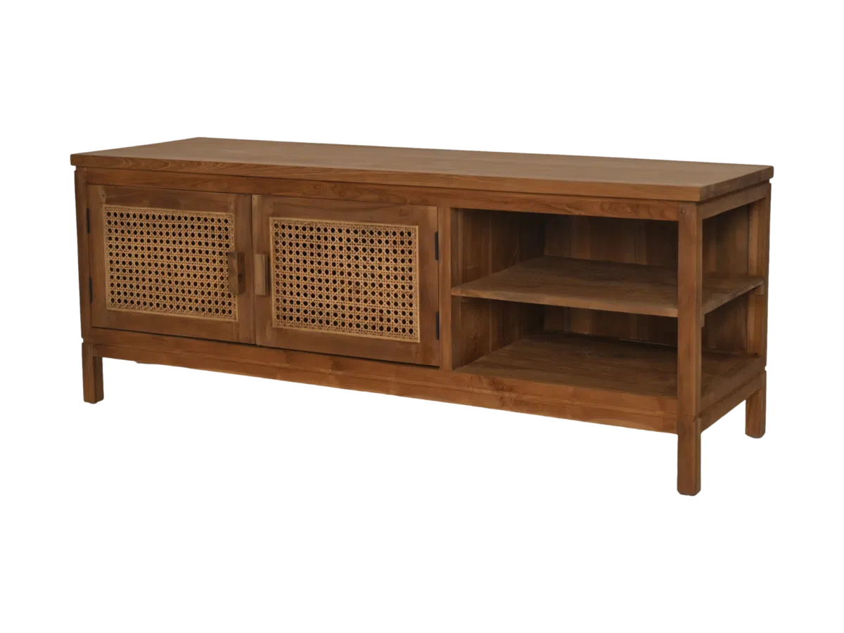 Houten tv-standaard met een rechthoekig bovenblad. Het heeft twee kastdeuren met gaas aan de linkerkant en twee open planken aan de rechterkant. De standaard heeft een natuurlijke houten afwerking en eenvoudige, strakke lijnen.
