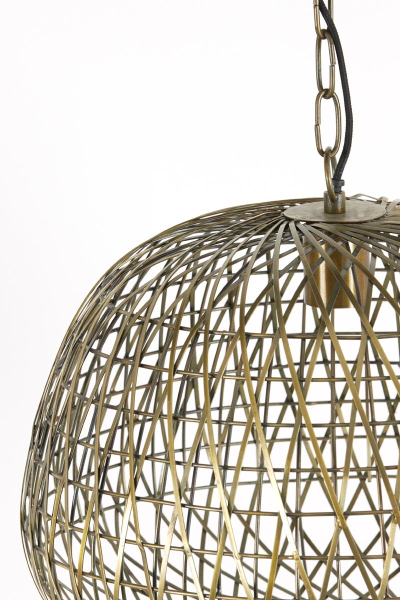 Close-up van een bolvormige draadkooilamp gemaakt van dunne metalen staven in een kruislings patroon. De lamp hangt aan een ketting en de achtergrond is effen wit.