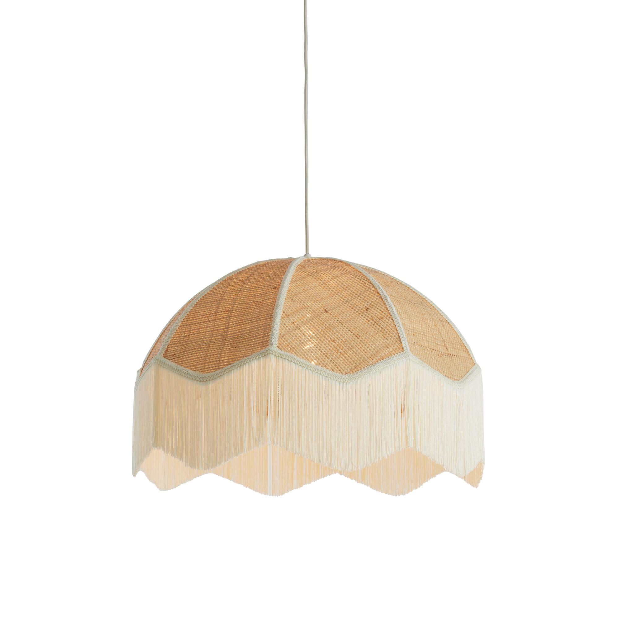 Een koepelvormige hanglamp met een geweven rotanpatroon aan de bovenkant en witte franjes aan de randen, opgehangen aan een dun snoer tegen een witte achtergrond.