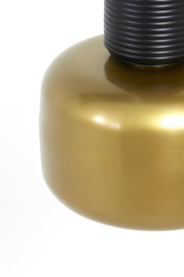 Close-up van een metalen goudkleurig vat met een gladde, ronde vorm en een getextureerde zwarte nek tegen een witte achtergrond. Het oppervlak van het vat reflecteert licht, waardoor de glanzende afwerking wordt benadrukt.