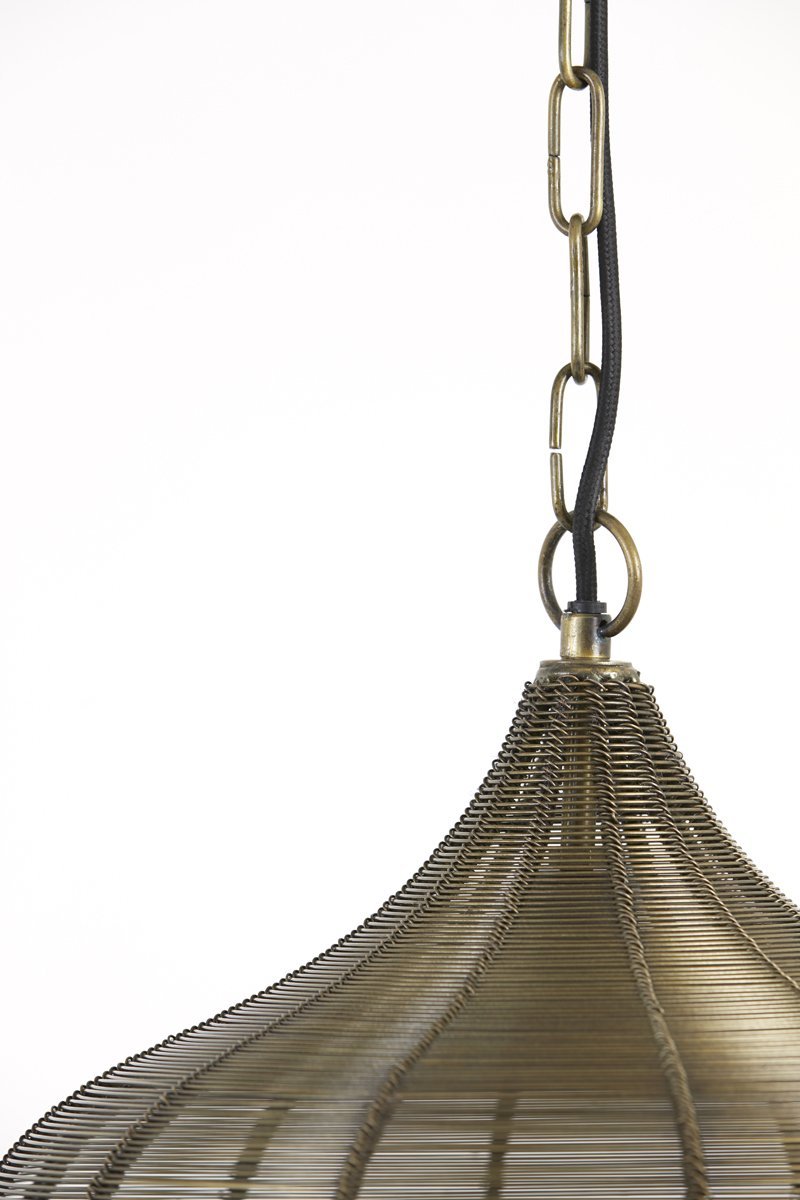 Close-up van een hanglamp met een metalen draadframe. De lampenkap heeft een gaasachtige textuur en hangt aan een ketting met een zwart snoer. De achtergrond is effen wit, wat het ontwerp van de lamp benadrukt.