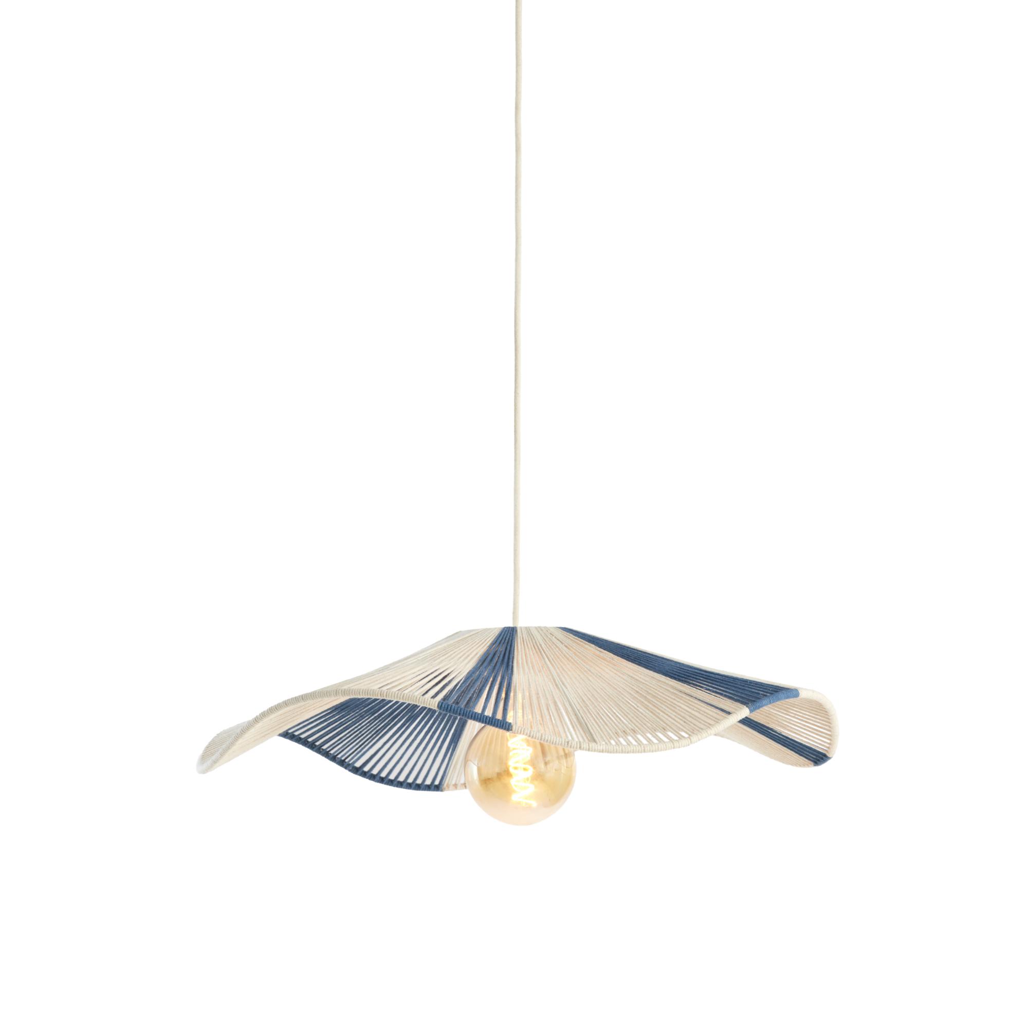 Een hanglamp met een uniek, golvend baldakijnontwerp gemaakt van dunne blauwe en witte staven. De lamp is zichtbaar in het midden, opgehangen aan een wit snoer. De structuur lijkt op een bloem of paraplu.