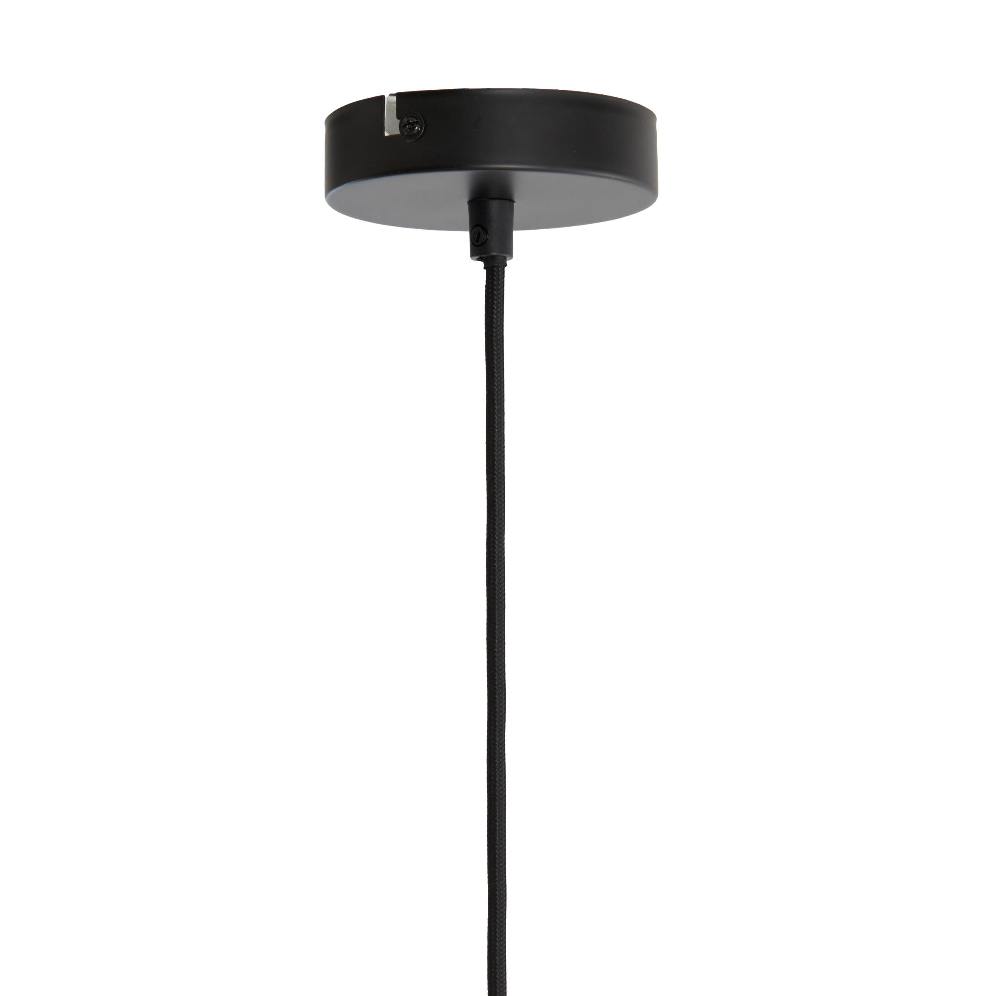 Een zwarte plafondlamp met een ronde basis en een enkele kabel die naar beneden hangt. De lamp is minimalistisch van ontwerp, geschikt voor moderne interieurs. De achtergrond is effen wit.