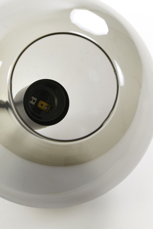 Close-up van een lege grijze gloeilampfitting met een reflecterend oppervlak, waarop de basis te zien is waar een gloeilamp in geschroefd zou worden. De achtergrond is wit, waardoor de ronde, vloeiende rondingen van de buitenkant van de fitting worden benadrukt.