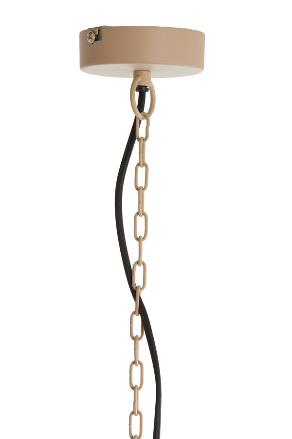 Close-up van een beige plafondlamp met een ketting en zwart snoer die naar beneden hangen. De lamp heeft een ronde, metalen voet die aan het plafond is bevestigd.