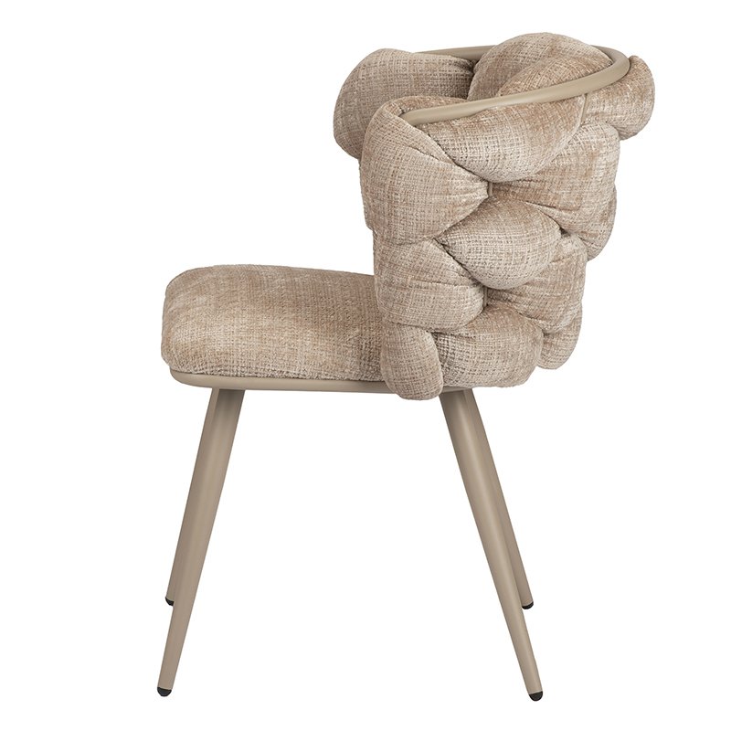 Zijaanzicht van een beige stoel met een getextureerde, gewatteerde rugleuning en een gewatteerde zitting. De stoel heeft slanke, taps toelopende metalen poten en een gebogen ontwerp, wat een moderne en elegante uitstraling creëert.