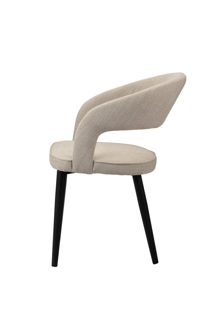 Een moderne stoel met een beige gestoffeerde zitting en rugleuning, met een strak, gebogen design. De stoel staat op vier zwarte houten poten, wat een minimalistische en stijlvolle uitstraling biedt. De afbeelding toont een zijaanzicht van de stoel.