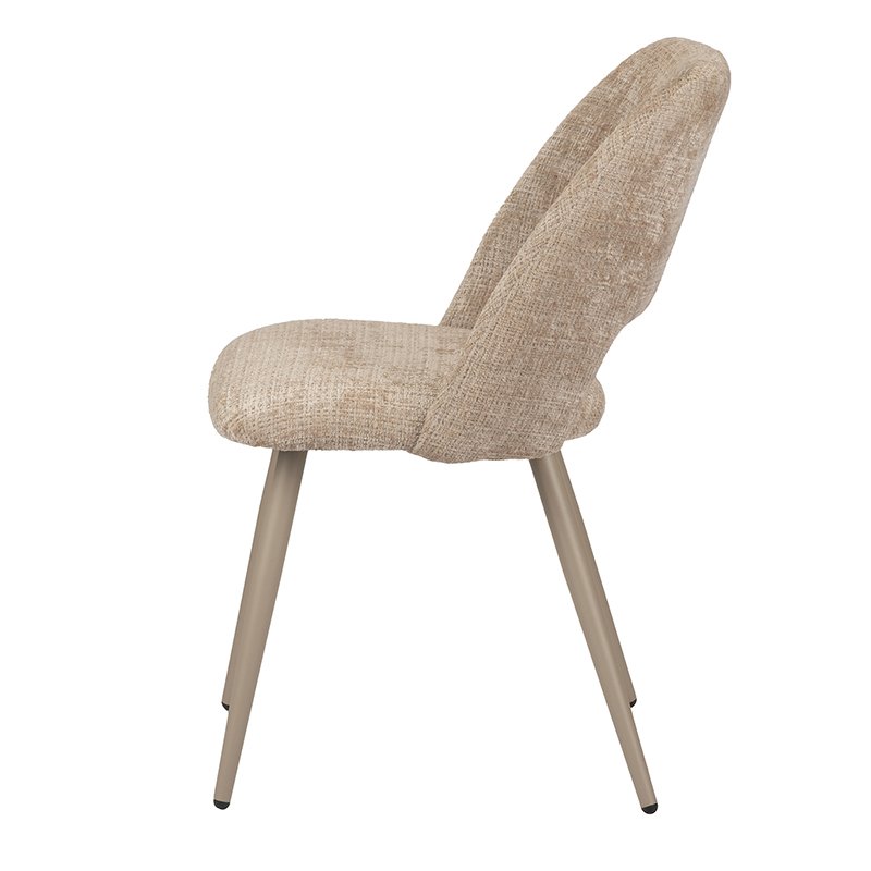 Zijaanzicht van een beige gestoffeerde stoel met een getextureerde stof en vier lichte houten poten. De stoel heeft een licht gebogen rugleuning en een gewatteerde zitting, wat een modern en comfortabel design biedt.