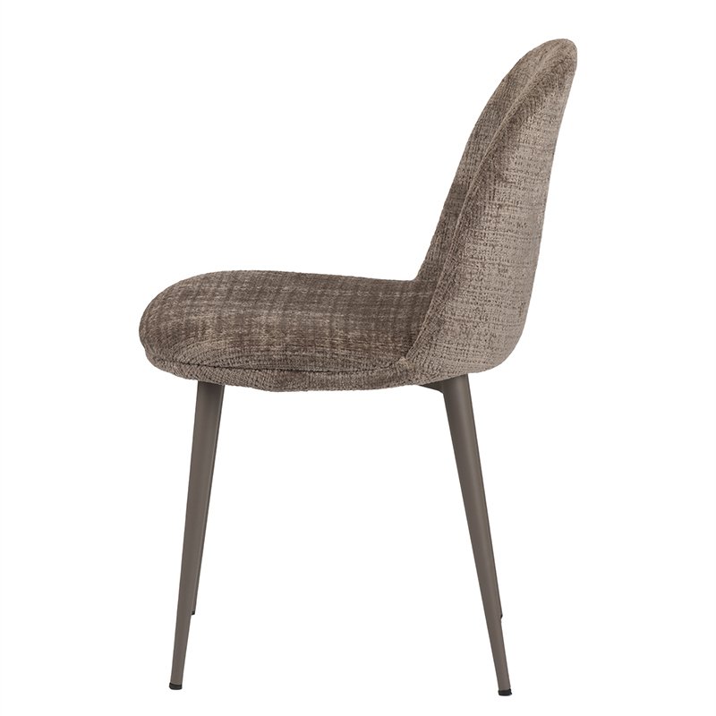 Een zijaanzicht van een moderne eetkamerstoel met een getextureerde beige stoffen bekleding. Het heeft een gebogen rugleuning en zitting, ondersteund door vier taps toelopende metalen poten in een matte grijze afwerking.