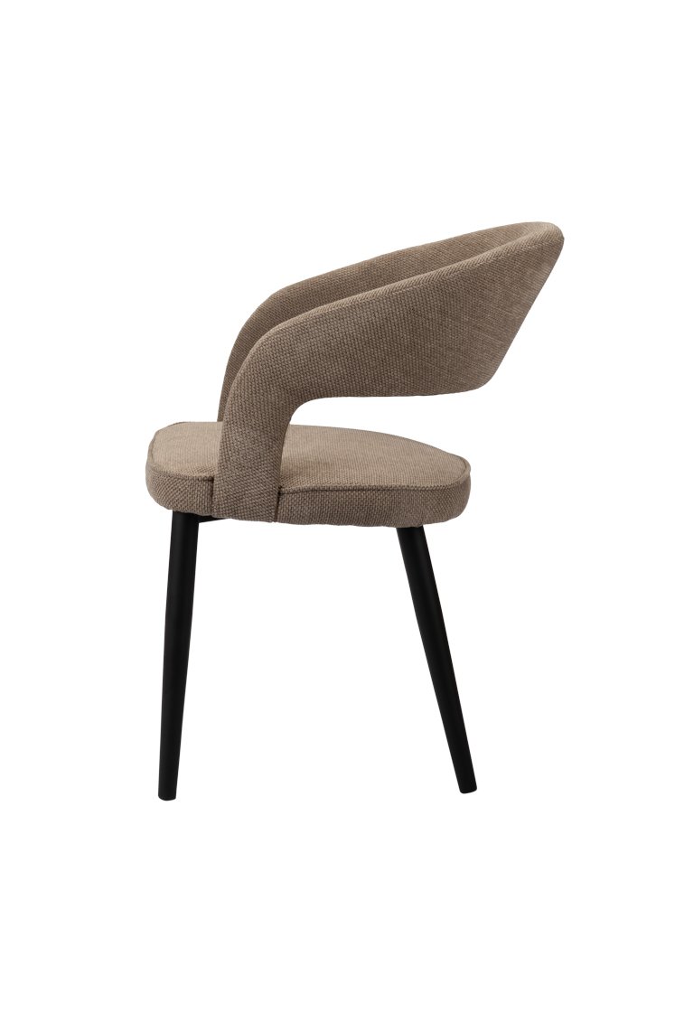 Zijaanzicht van een moderne, minimalistische stoel met een gebogen rugleuning en een gewatteerde zitting in lichtbruine stof. De stoel heeft strakke zwarte poten en een eigentijds design.