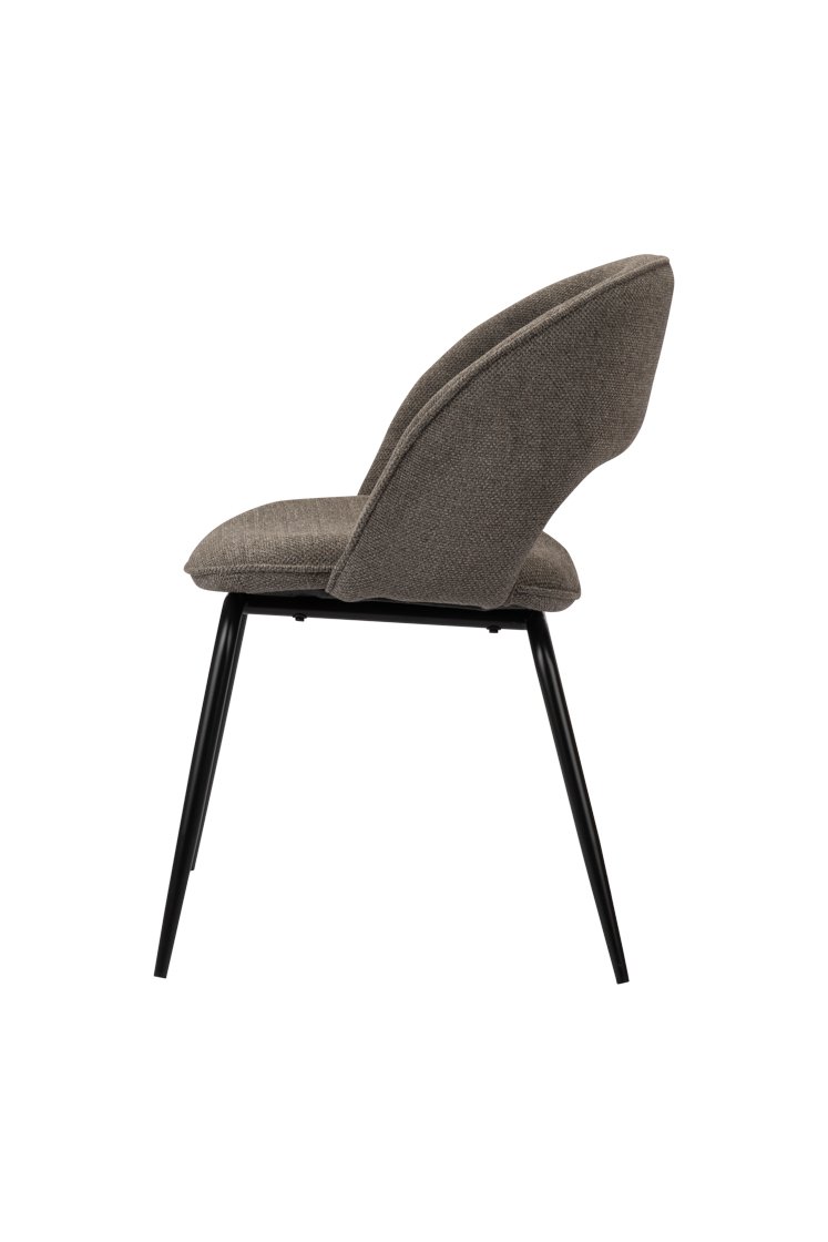 Zijaanzicht van een moderne stoel met een donkere stoffen zitting en rugleuning, met strakke zwarte metalen poten. De stoel heeft een minimalistisch design en biedt een combinatie van comfort en stijl.