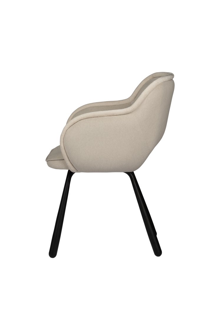 Zijaanzicht van een moderne beige stoel met een zacht gebogen rugleuning en kussen, ondersteund door vier zwarte metalen poten. Het ontwerp is minimalistisch en stijlvol.