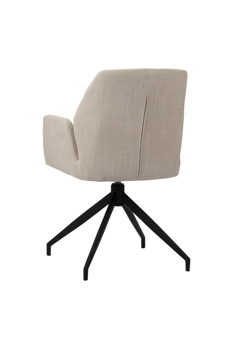 Een beige stoffen stoel met armleuningen, met een modern design, staat op een zwarte metalen draaivoet met vier poten. De stoel is afgebeeld vanaf een achterkant tegen een effen witte achtergrond.