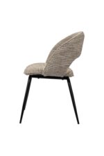 Zijaanzicht van een moderne stoel met een kussen van getextureerd beige stof en zwarte metalen poten. De stoel heeft een gebogen rugleuning, wat zorgt voor een strak en minimalistisch design. Hij is geïsoleerd tegen een witte achtergrond.