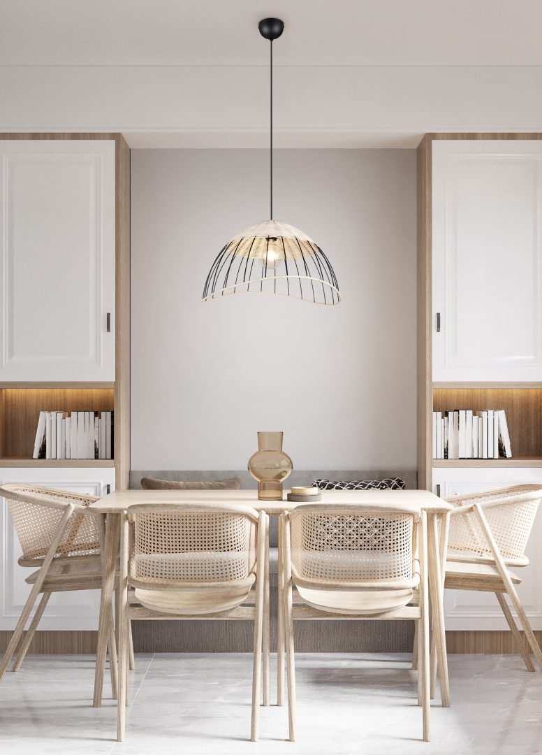 Een minimalistische eethoek met een houten tafel en vier rieten stoelen. Twee ingebouwde planken met boeken flankeren de zitplaatsen. Een koepelvormige hanglamp hangt erboven en neutrale tinten creëren een rustige sfeer.