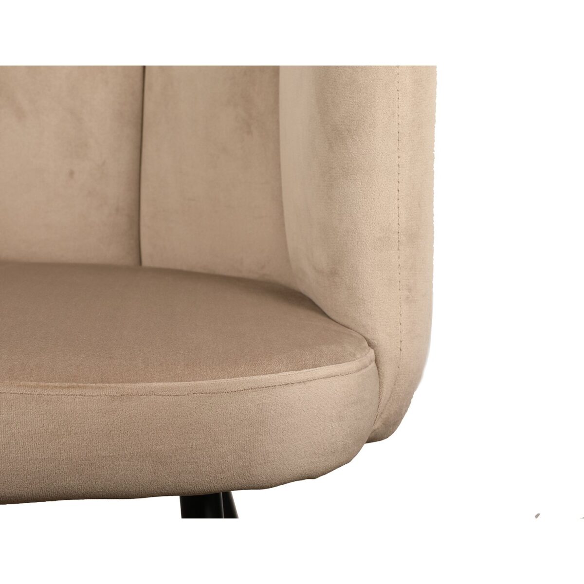 Close-up van een beige gestoffeerde stoel met een gewatteerde zitting en rugleuning. De stof lijkt zacht en glad, wat het comfort van de stoel benadrukt. De achtergrond is effen wit.