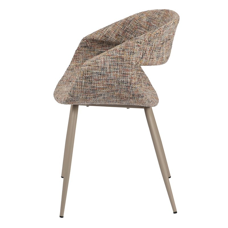 Zijaanzicht van een moderne stoel met een met stof beklede, getextureerde zitting en rugleuning. De stoel heeft een uniek, gebogen ontwerp en staat op vier slanke, lichtgekleurde metalen poten.