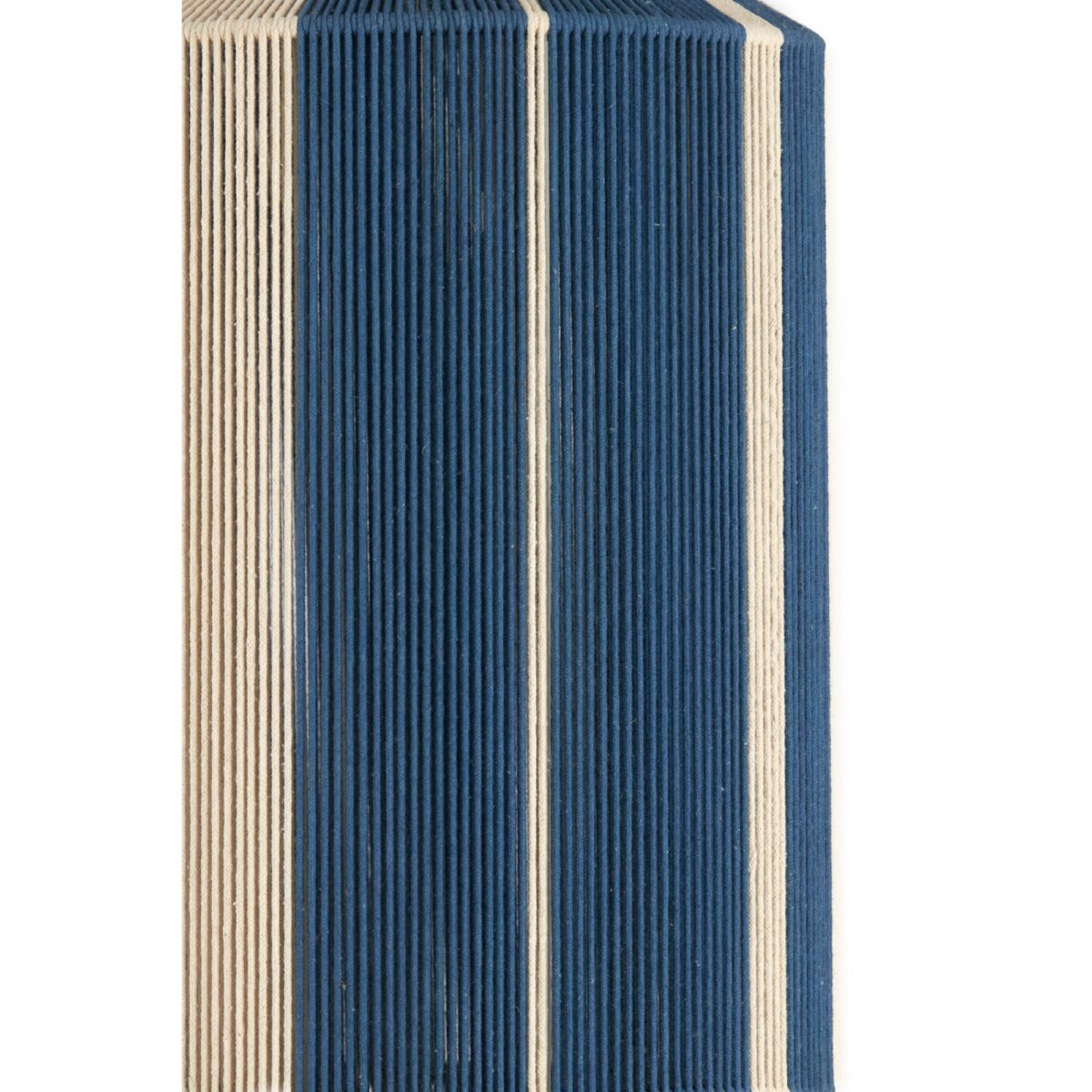 Close-up van een getextureerd object met verticale ribbels in afwisselende donkerblauwe en crèmekleurige kleuren. Het patroon creëert een gestreept uiterlijk, met schaduwen die de groeven accentueren.