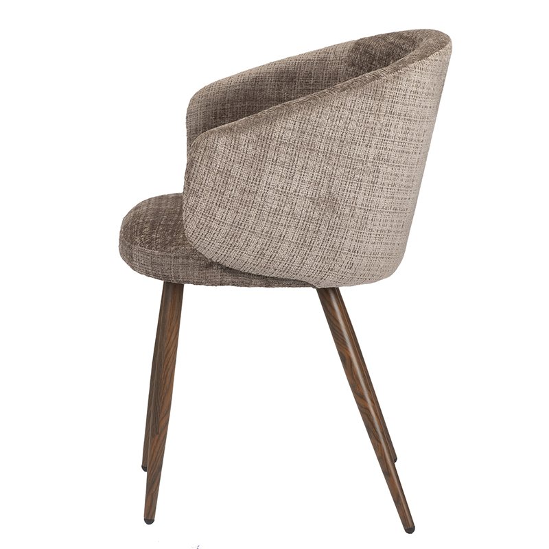 Een stoel met een modern design met een ronde, getextureerde beige rugleuning en zitting. Hij heeft vier houten poten die naar buiten zijn gericht voor ondersteuning. De stoel is gefotografeerd vanaf de zijkant op een witte achtergrond.