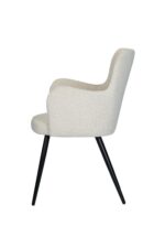 Zijaanzicht van een moderne fauteuil met een lichtbeige gestoffeerde zitting en rugleuning. De stoel heeft slanke, zwarte, metalen poten, wat hem een strak en minimalistisch design geeft. De achtergrond is effen wit.