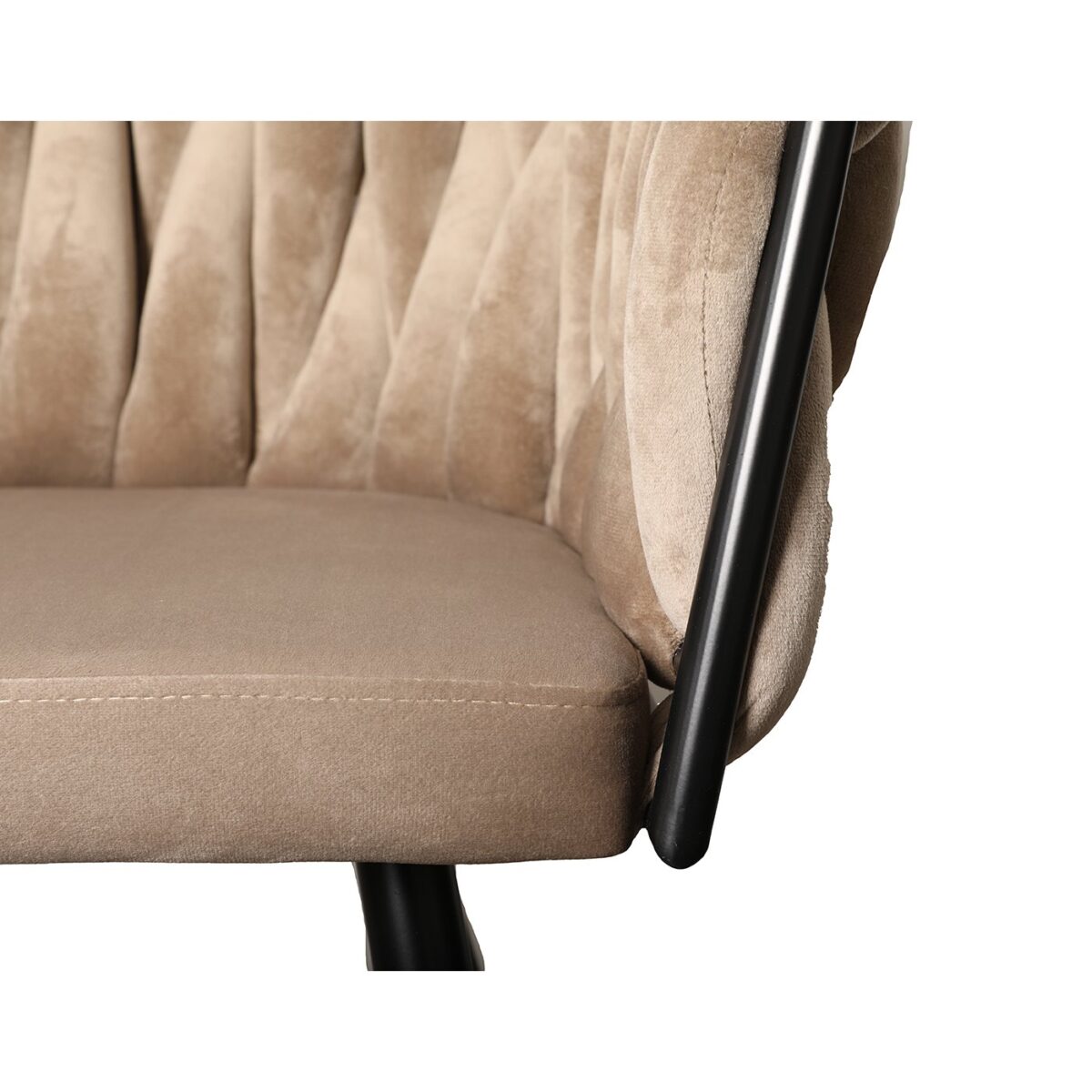 Close-up van een beige, getufte stoffen stoel met zwarte metalen poten en frame. De bekleding is voorzien van verticale stiksels, wat een getextureerde, pluche uitstraling creëert.