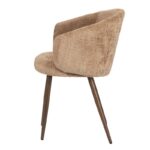 Zijaanzicht van een moderne, gebogen rugleuning met een zachte, getextureerde beige stof. De stoel heeft vier slanke, taps toelopende houten poten, wat een vleugje elegantie toevoegt aan het ontwerp.