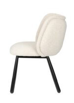 Zijaanzicht van een moderne stoel met een getextureerde off-white gestoffeerde zitting en rugleuning. De stoel heeft strakke zwarte metalen poten, wat hem een minimalistische en eigentijdse uitstraling geeft.