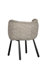 Een moderne stoel met een gebogen, gestoffeerde beige stoffen zitting en zwarte metalen poten, van achteren gezien tegen een witte achtergrond.