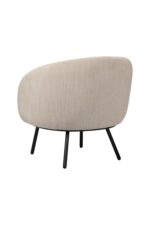 Een moderne beige fauteuil met een ronde rugleuning en zitting, staand op vier strakke zwarte metalen poten. De bekleding is getextureerd, wat een minimalistisch en stijlvol design biedt, tegen een effen witte achtergrond.