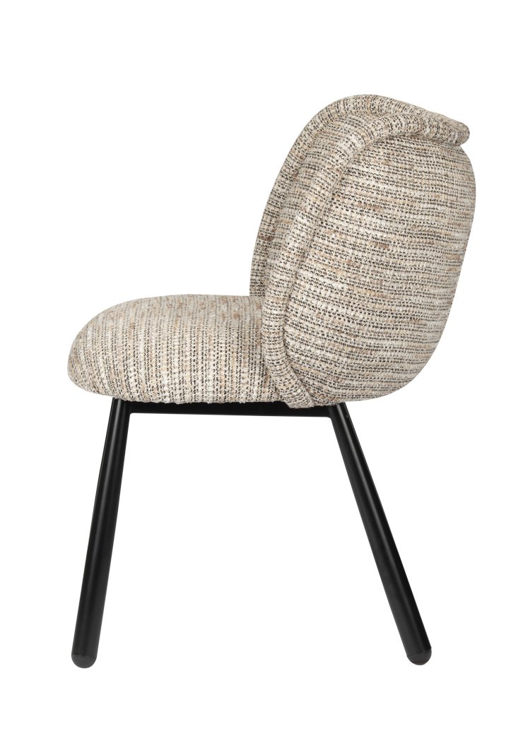 Zijaanzicht van een moderne stoel met een gewatteerde zitting en rugleuning bekleed met structuurstof. De stoel heeft vier zwarte, cilindrische poten. De bekleding is in tinten beige en lichtbruin.