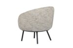 Zijaanzicht van een moderne, ronde fauteuil met een getextureerde beige stof. De stoel heeft een comfortabel, gewatteerd ontwerp en staat op vier slanke zwarte metalen poten.