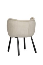 Een moderne beige gestoffeerde stoel met een gebogen rugleuning en vier schuine zwarte poten. Het ontwerp is strak en eigentijds, geschikt voor verschillende interieurs.