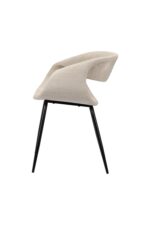 Een moderne, beige stoffen stoel met een unieke, gebogen rugleuning en strakke, zwarte metalen poten, gezien vanaf de zijkant.