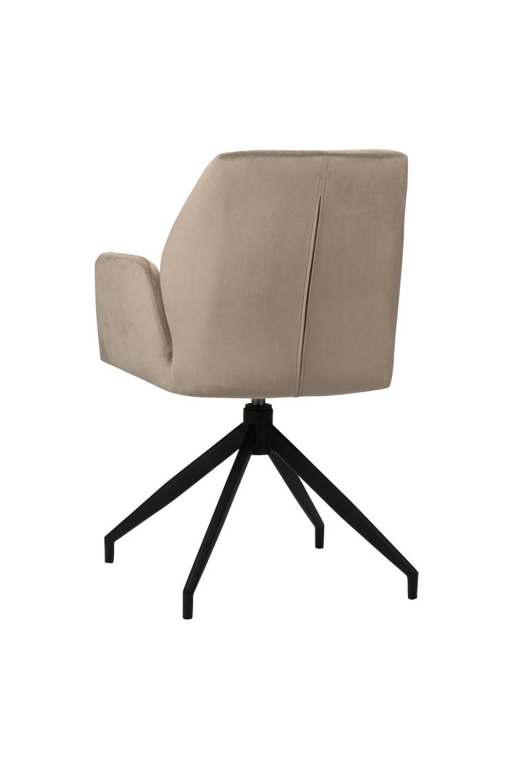 Een beige gestoffeerde bureaustoel met een hoge rugleuning op een zwarte metalen draaivoet met vier poten. De stoel staat tegen een witte achtergrond, van achteren bekeken in een lichte hoek.