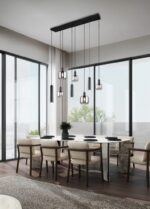 Moderne eetkamer met een marmeren tafel, acht stoelen met kussens en zwarte hanglampen. Grote ramen bieden uitzicht op een boom en het stadsgezicht. Neutrale tinten en een gestructureerd tapijt maken de elegante ruimte compleet.