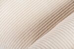 Close-up van een beige corduroystof met verticale ribbels, die de textuur en details laat zien.